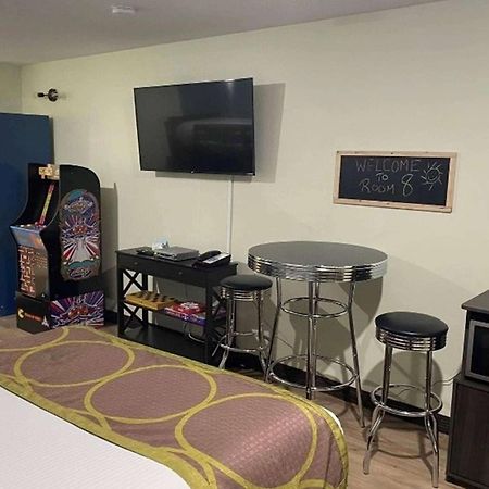 Отель Super 8 By Wyndham Saskatoon Near Saskatoon Airport Экстерьер фото