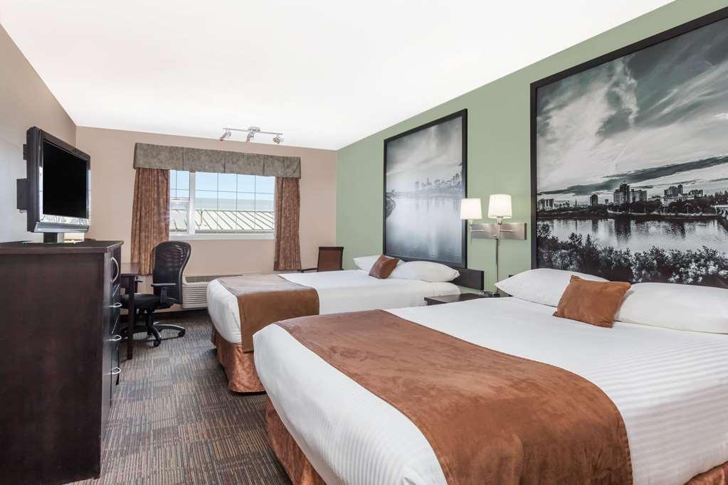 Отель Super 8 By Wyndham Saskatoon Near Saskatoon Airport Номер фото