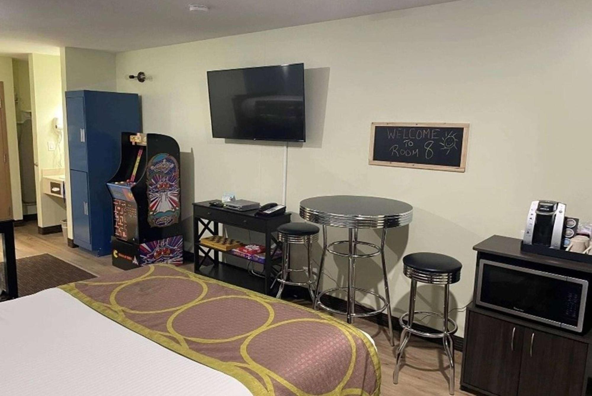 Отель Super 8 By Wyndham Saskatoon Near Saskatoon Airport Экстерьер фото