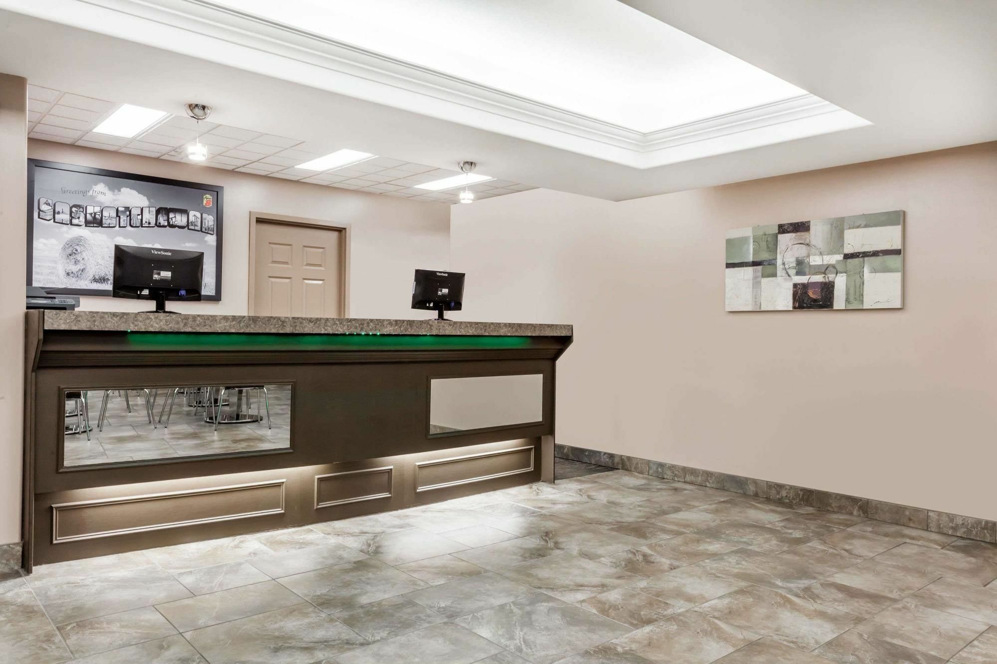 Отель Super 8 By Wyndham Saskatoon Near Saskatoon Airport Экстерьер фото